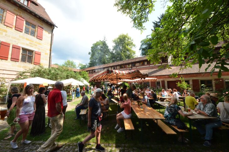 Betritt man den Burghof mit den schützenden Wehrmauern, spürt man sofort, dass diesen Ort Jahrhunderte der Sommerfrische geformt haben. Hier und im gegenüberliegenden Himmelgarten erwartet die Besucherinnen und Besucher ein kunterbuntes Programm für jeden Geschmack und alle Altersgruppen.