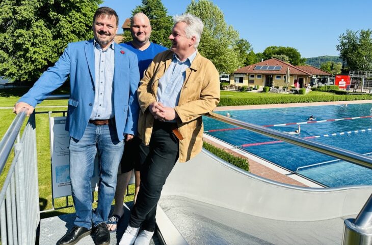 Zum Saisonstart haben Bürgermeister Martin Tabor, Betriebsleiter Jan Wieland und der Geschäftsführer der Stadtwerke Peter Stemmer das Bad besucht.