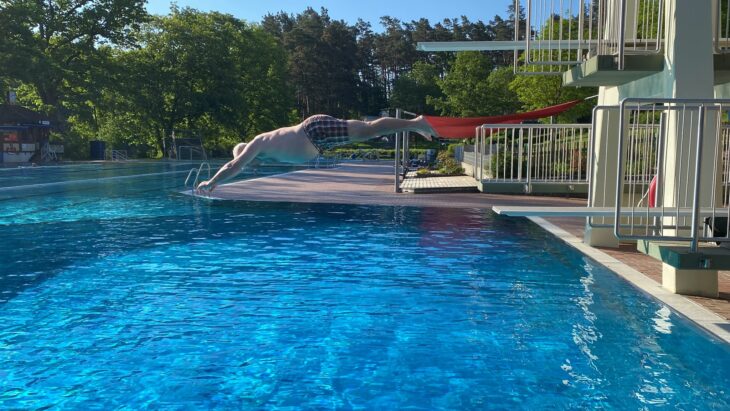 Mit einem beherzten Sprung ins Schwimmerbecken hat Bürgermeister Thomas Lang am Montagmorgen die Laufer Freibadsaison eröffnet.