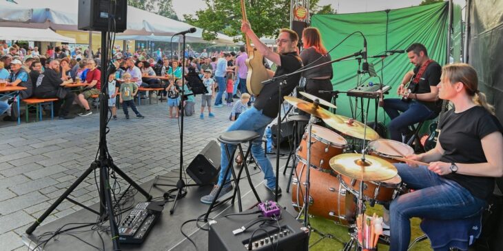 Auf der Bühne des Mondscheinmarkts: Acoustic Nights aus Schwarzenbruck.