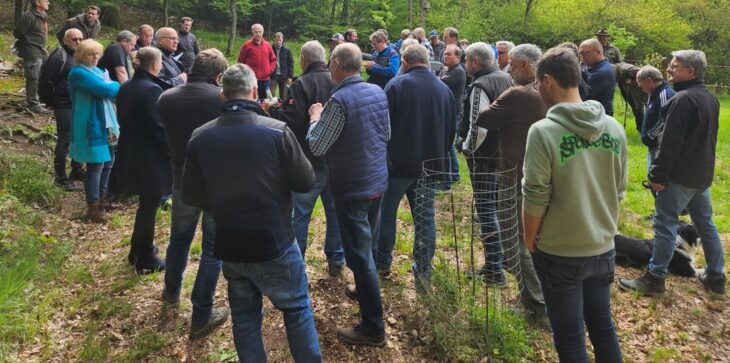 Rund 40 Teilnehmer sind zur Ortsbegehung am Burgstall in Rasch gekommen und haben an der Begehung der geplanten Mountainbike-Strecke teilgenommen.