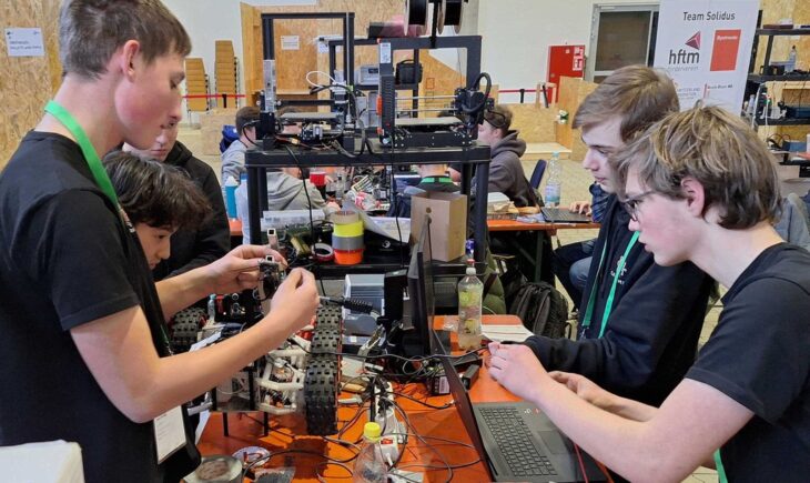 Die Laufer Schüler der Arbeitsgruppe Robotik arbeiten an ihrem Roboter für den Wettbewerb.