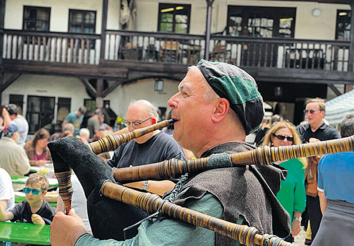 Klänge aus dem Mittelalter erfreuen die Zuhörer im Innenhof des Hirtenmuseums. Foto: Ingrid Pflaum
