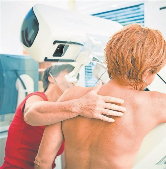 Je älter die Screening-Teilnehmerin, desto wahrscheinlicher ist aktuellen Auswertungen zufolge eine Brustkrebsdiagnose.