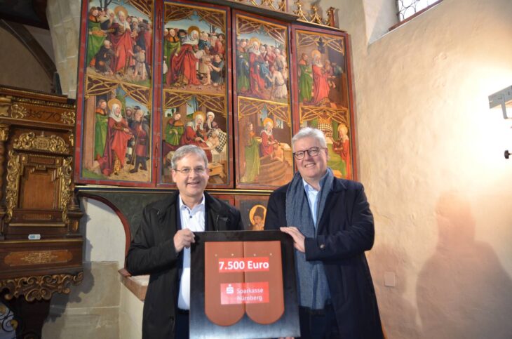 Bürgermeister Robert Ilg und der Sparkassen-Vorstandsvorsitzende Matthias Everding vor dem „Elisabeth-Altar“ in der Spitalkirche.