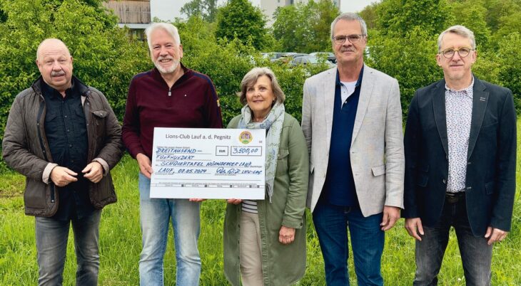 Bei der Spendenübergabe (v.l.n.r.): Peter Wick (Präsident der Lions), Rudi Raab (Initiator und Organisator der Krapfenaktion), Ursula Eggert (Schülertafel), Wolfram Bauer (Tafel Nürnberger Land) und Jürgen Kreppner (zukünftiger Präsident des Lions Hilfswerks Lauf).