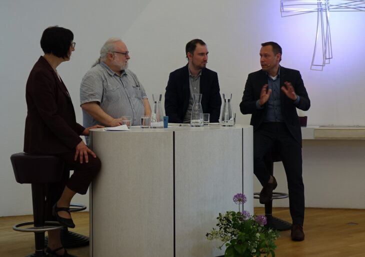 Pfarrerin Lisa Nikol-Eryazici, Thorsten Franke, David Geitner und Landrat Armin Kroder tauschten sich aus (von links).