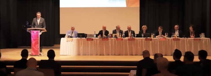 Vorstandssprecher Swen Heckel präsentiert die Zahlen der Raiffeisenbank.