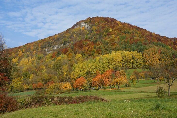 Herbst rund um Happurg: Als aktuelle Naturschutzmaßnahme werden Bereiche an Hohlen Fels bis voraussichtlich 30. Juni abgesperrt, um ein Kolkrabenpärchen beim Brüten zu schützen.
