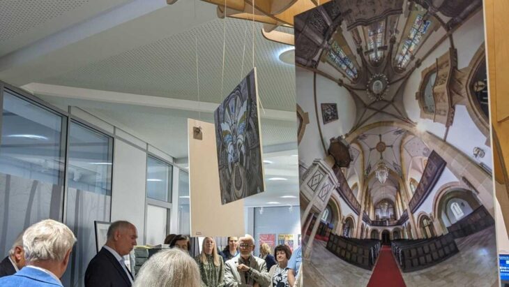 „Magie der Verwandlung von Kirchenräumen“ heißt eine Ausstellung im Röthenbacher Bürgerbüro. Bei der Vernissage sprach Bürgermeister Klaus Hacker.