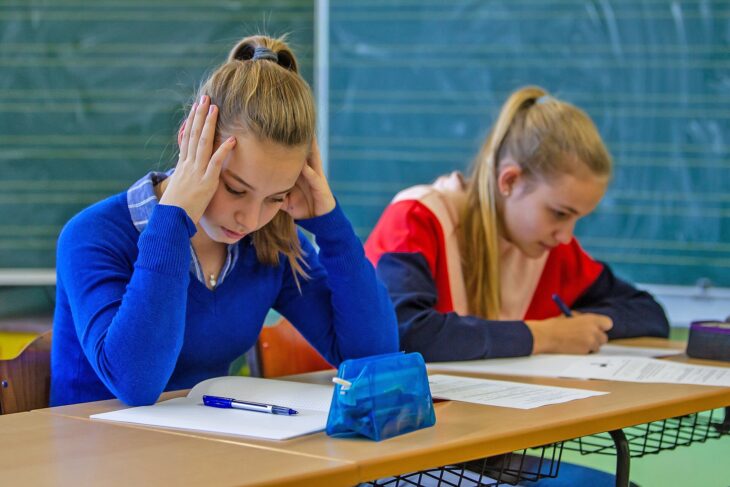 Viele Schülerinnen und Schüler können eine richtige Angst vor Matheaufgaben haben.
