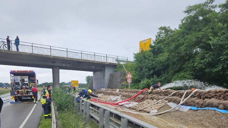 Im Einsatz an der B16 nahe Schrobenhausen war auch das Laufer THW gefragt.