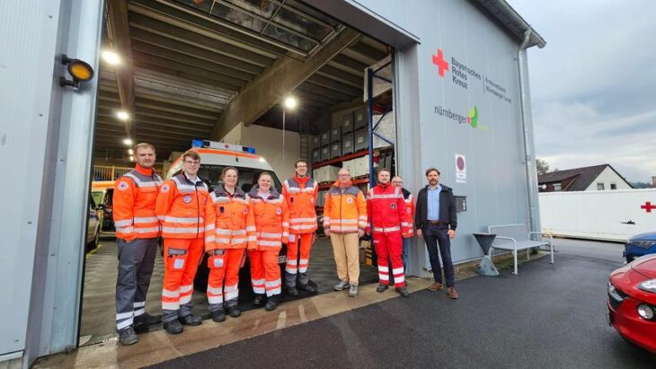 Markus Deyhle, Geschäftsführer des BRK Kreisverbands Nürnberger Land, Kreisbereitschaftsleiter Armin Mergl, Marc Stefes von der Wasserwacht Hersbruck sowie weitere Bereitschaftsmitglieder verabschiedeten die vier Rettungskräfte, die nun nach Günzburg unterwegs sind.