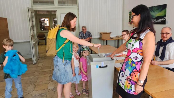 69,6 Prozent der Wähler gaben heute im Nürnberger Land ihre Stimme ab, wie hier eine junge Frau im Stadthaus in Hersbruck.