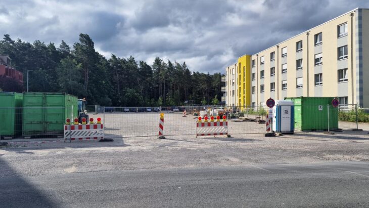 Seit 11. Juni ist der ehemalige Schotterplatz, der als Parkplatz genutzt wurde, gesperrt. Die Bauarbeiten sollen bis Ende September dauern.