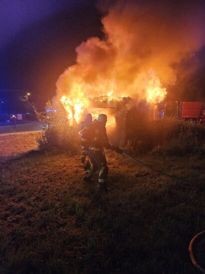 Als die Laufer Feuerwehr im Oskar-Sembach-Ring eintrag, stand das Container-Gebäude bereits im Vollbrand.