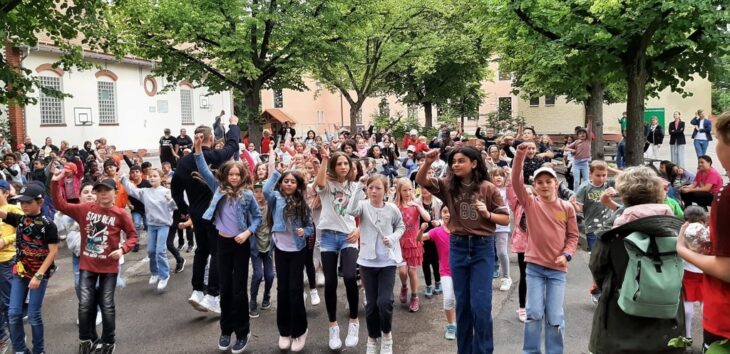 Mit einem Tanz wurde auf dem Schulfest gefeiert.