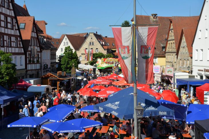 Vom 28. bis 30. Juni findet auf dem Marktplatz und in den umliegenden Straßen und Gassen das Laufer Altstadtfest statt.