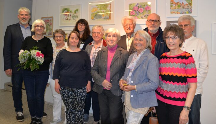 Die Hobbykünstlerinnen und -künstler des Aquarellmalkurses der Katholischen Erwachsenenbildung bei der Eröffnung ihrer Gemeinschaftsausstellung im Laufer Rathaus. Links Bürgermeister Thomas Lang.