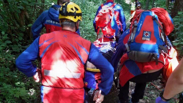 Kräfte der Bergwacht brachten den Senior mit der Gebirgstrage aus dem Waldgelände heraus.