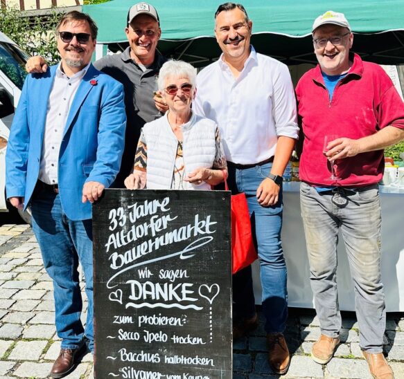Freuen sich über 33 Jahre Bauernmarkt: Bürgermeister Martin Tabor, Bauernmarkt-Vorstand Robert Bauer, Marianne Hoyer, Frank Adamaschek von der Altdorfer Polizei und Vorstand Willibald Hollweck.