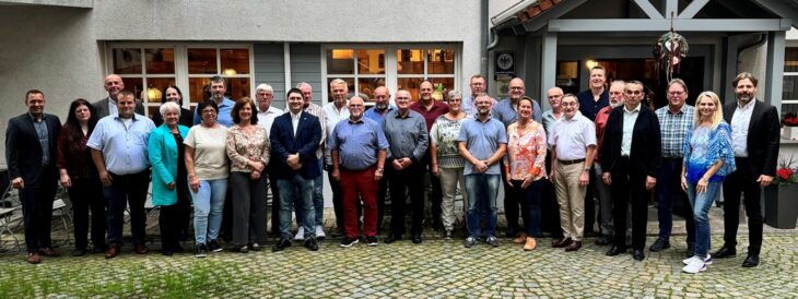 Landrat Armin Kroder (links) und BRK-Kreisgeschäftsführer Markus Deyhle (rechts) bedankten sich bei den fleißigen Blutspendern und den Blutspende-Helfern.