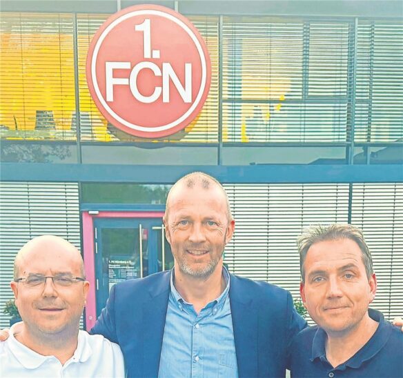 Martin Paul (links) und Matthias Hunger (rechts) vom FC Hersbruck nach dem Gespräch mit FCN-Finanzvorstand Niels Rossow (Mitte) in Nürnberg.