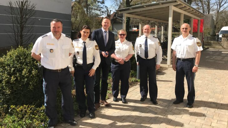 Norbert Dünkel (Mitte) besucht regelmäßig die Polizeidienststellen im Landkreis (hier in Altdorf), um sich über die Lage der Inspektionen zu informieren und Impulse mit nach München zu nehmen. Diese werden dann von dem Abgeordneten unter anderem im Rahmen der Haushaltsverhandlungen eingebracht.