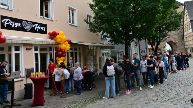 Eine lange Schlange bildete sich am Dienstag am Hersbrucker Tor in Lauf.