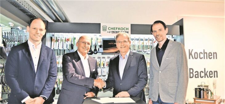 Mit Vertragsunterschrift und einem Handschlag besiegelten Alexander Fackelmann und Bürgermeister Robert Ilg die Verlängerung der Kooperation zwischen der Fackelmann-Therme und dem Global Player. Kai Hoffmann (links) und René Selke (rechts), die Geschäftsführer der Therme und des HC Erlangen, besprachen erste Details zum Einstieg des Hersbrucker Wellnesstempels in den Sponsorenpool des Handballbundesligisten.