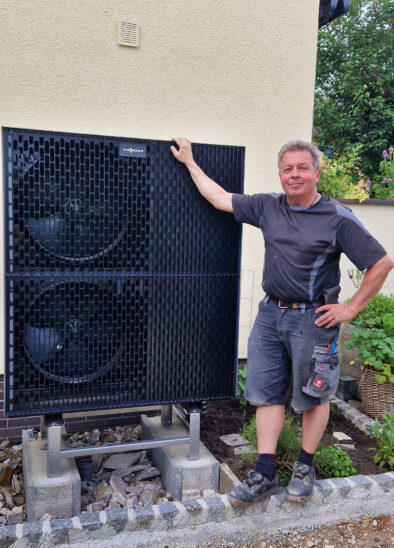Haussanierung komplett: Robert Augustin neben der neuen Wärmepumpenanlage des frisch sanierten Altdorfer Hauses