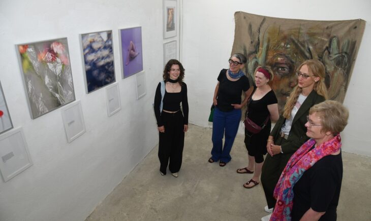 Künstlerinnen (Nina Knöll links und daneben Rosa Brunner) im Gespräch mit Besucherinnen beim Rundgang durch die Ausstellung im Röthenbacher Bonifatiusturm.