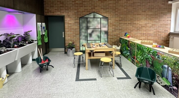 Das neu gestaltete Gartenzimmer ist ein Blickfang geworden. Und natürlich soll es auch dazu anregen, dass die Kinder sich im Freien gärtnerisch betätigen.