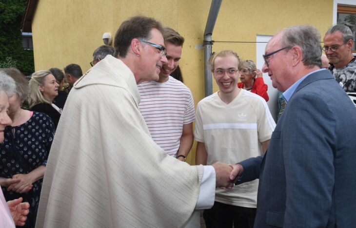 Pfarrer Stefan Alexander nimmt nach dem Gottesdienst Glückwünsche zu seinem Dienstjubiläum entgegen.