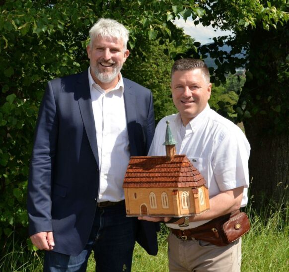 Giorgio Campo überreicht das Modell der Kunigundenkapelle dem Laufer Bürgermeister Thomas Lang.