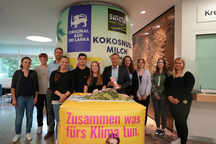 Julia Neßlauer (1.v.l.) und Roman Sommerer (3.v.l.) von der Abfallwirtschaft zusammen mit Landrat Armin Kroder (7.v.l.) und den Azubis des Landratsamtes.