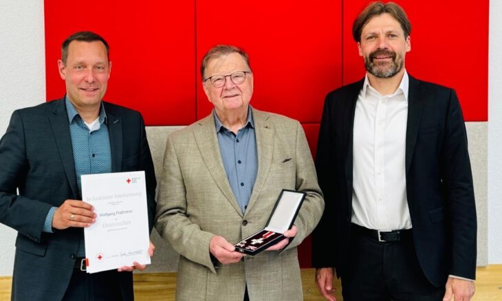 Wolfgang Plattmeier (Mitte) mit dem BRK-Kreisvorsitzenden Armin Kroder (links) sowie BRK-Kreisgeschäftsführer Markus Deyhle.