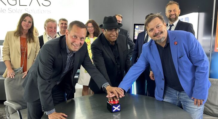 Armin Kroder (links) und Martin Tabor (rechts) freuen sich mit Jaspal Sodhi über dessen neues Produkt.