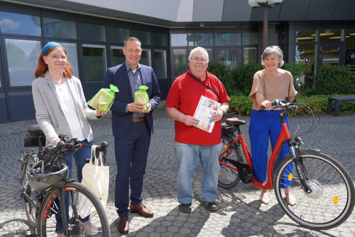 Die Radverkehrsbeauftragte Verena Loibl, Landrat Armin Kroder, Jürgen Wild, der Vorsitzender des Wirtschaftsforums Hersbruck und Kreisrätin Angelika Pflaum vom Radl-Shopper-Organisationsteam sind bereit für das diesjährige Stadtradeln.