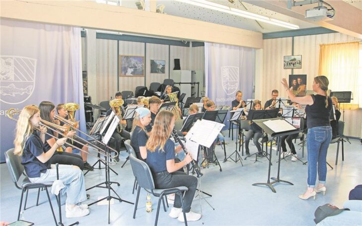 „Die wilden 14 & Friends“ beim Sommerkonzert 2023 unter der Leitung von Corinna Nollenberger in der Musikhalle Velden.