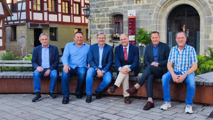 Die Freien Wähler begrüßen Neuzugang Alexander von Hoffmann (3. von rechts) in ihrer Mitte.