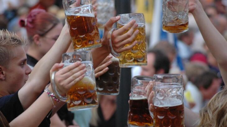 Neben der Vermietung der Stände ist vor allem der Bierverkauf am Marktplatz eine Einnahmequelle für die Vereine, die das Laufer Altstadtfest ausrichten.