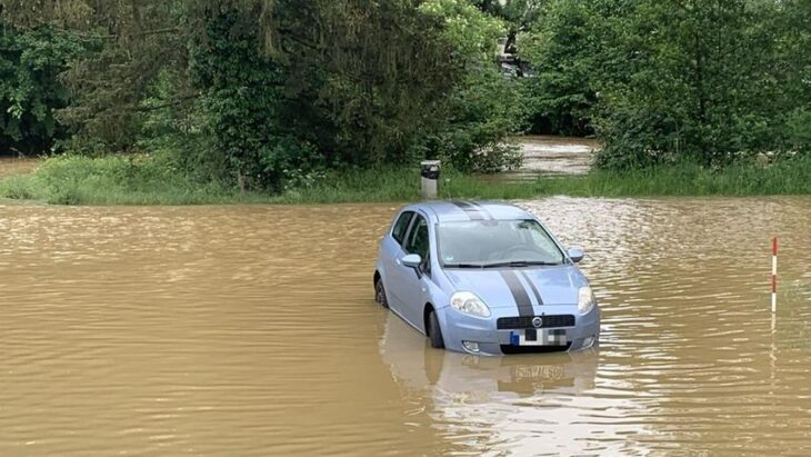 Der Parkplatz an der Ochenbrucker Straße liegt in unmittelbarer Nähe zur Schwarzach.