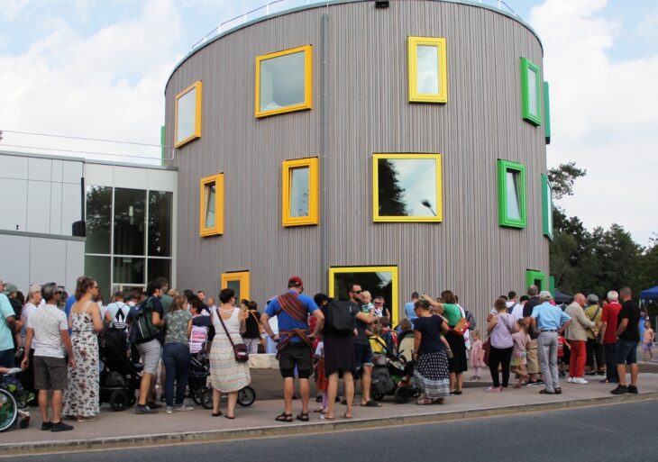 Zur offiziellen Einweihung der Kindertagesstätte Jakobs Turm in Feucht kamen rund 500 Menschen. Vom Freistaat erhält die Marktgemeinde einen Zuschuss in Höhe von 260.000 Euro.