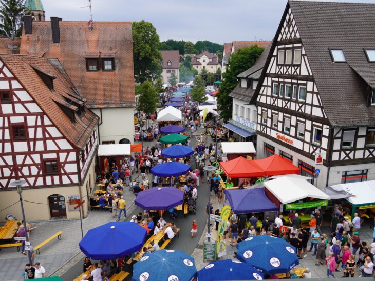 Zwischen fränkischen Fachwerkhäusern entsteht am 6. Juli 2024 wieder Feuchts beliebteste Freiluft-Meile.