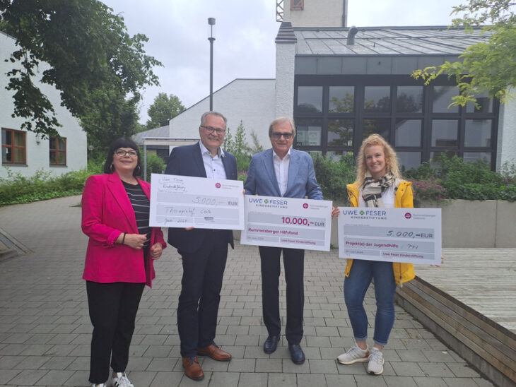 Marion Raspiller, Leitung Marketing und Fundraising Rummelsberger Diakonie mit Karl Schulz, Vorstand Dienste Rummelsberger Diakonie (links) und Vorstand Uwe Feser und Jennifer Straßburg, Leiterin PTI Rummelsberg bei der symbolischen Scheckübergabe.