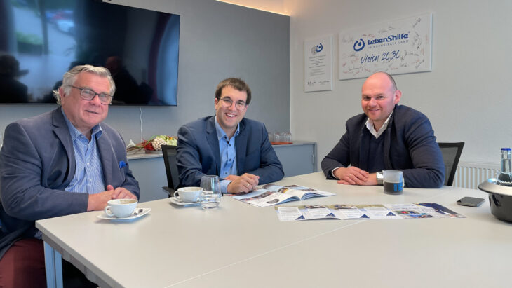 EU-Kandidat Konrad Körner (Mitte) im Gespräch mit Gerhard John, 1. Vorsitzender der Lebenshilfe Nürnberger Land, und Dennis Kummarnitzky, Geschäftsführer der Lebenshilfe Nürnberger Land.