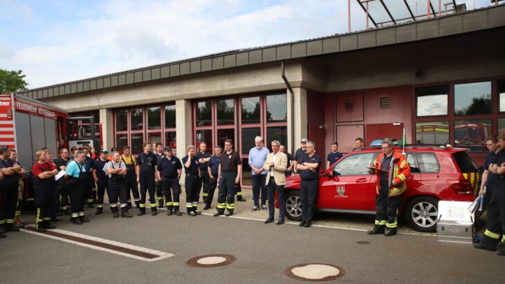 Am Feuerwehrhaus in Lauf wurden die Einsatzkräfte verabschiedet, bevor sie in Richtung Donau-Ries aufbrachen.