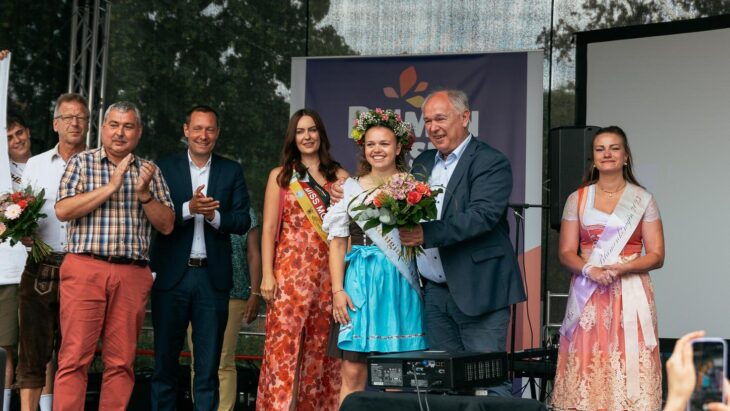 Die neue Blumenkönigin Emily Schätz (Mitte mit Bürgermeister Klaus Hacker) freut sich über ihr Amt. Links Miss Bayern Carina Schätz und die Vorgängerin Daniela Krauße.
