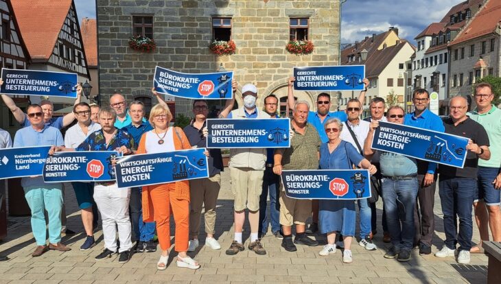 Die Altdorfer CSU hat mit der Mittelstandsunion zu einer Mahnwache auf den Marktplatz Altdorf eingeladen. Ebenfalls dabei: MdB Ralph Edelhäußer (3.v.r.).